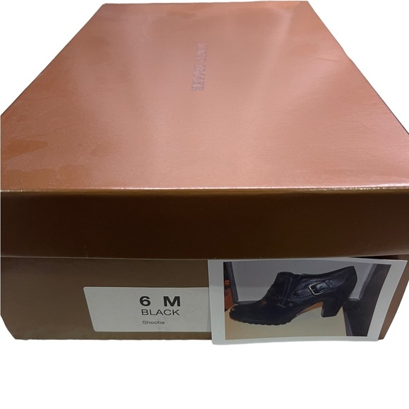 Audrey Brooke - Shootie - Ankle Boot with tread bottom- size 6 - Picture 2 of 6